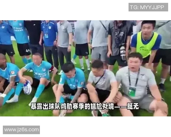 足球明星意外被扒裤现场曝光引发球迷热议与媒体关注
