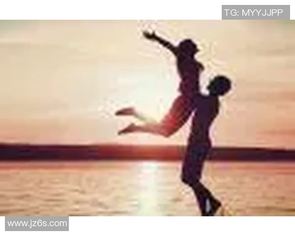 足球明星情侣携手演绎浪漫内衣广告展现甜蜜爱情与运动激情的完美结合